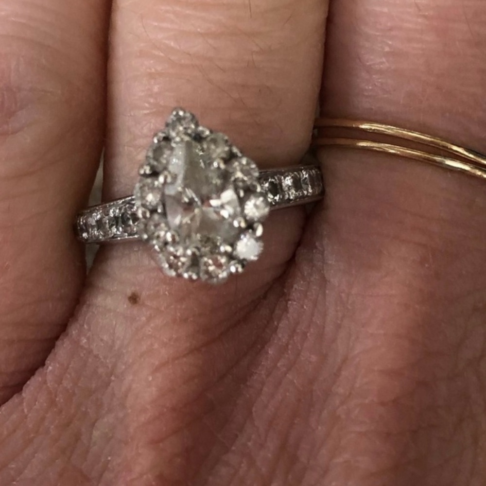 Elegant white gold Teardrop Ring - Picture 2 of 3